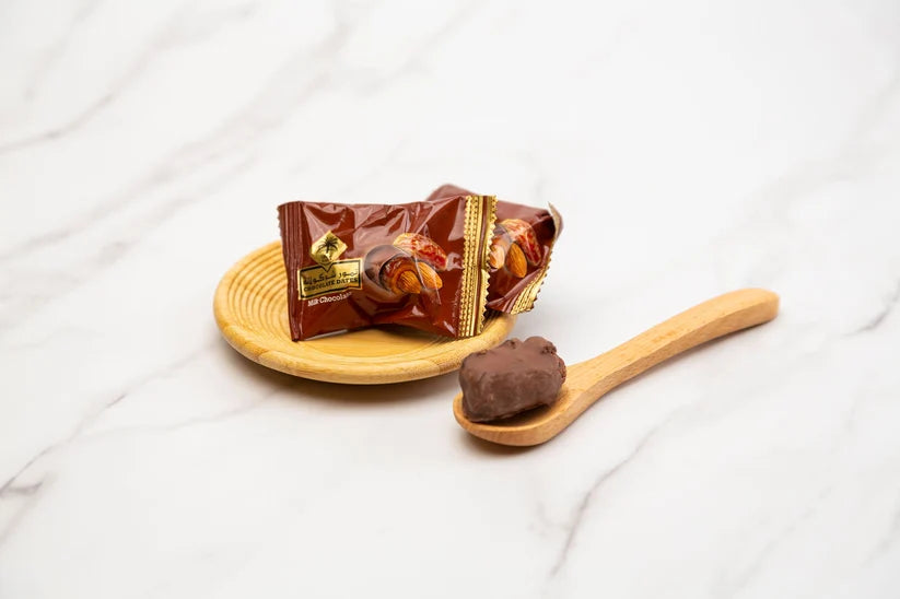 Kurma Coklat Hitam Siafa dengan Badam