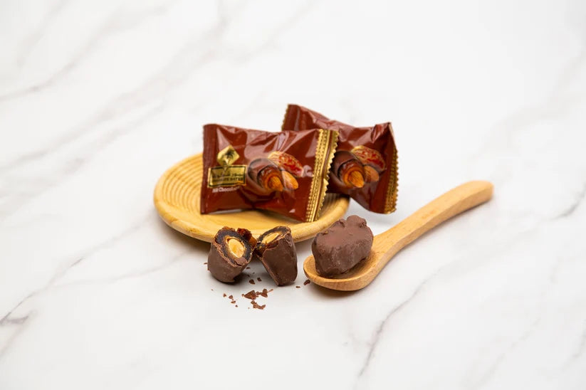 Kurma Coklat Hitam Siafa dengan Badam